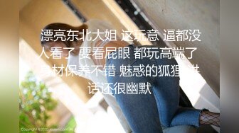 亚洲女孩与她的毛茸茸的猫擦公鸡，让他暨在内裤