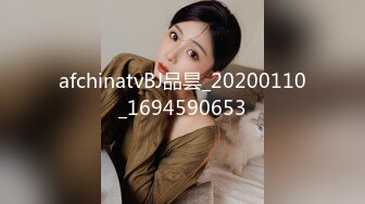 【新片速遞】  路边公厕全景偷拍出来散步的眼镜美女B毛修剪的很有型