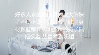 写字楼女厕蹲守全身运动装新潮美妇,紧窄的逼洞肯定平时操练得少