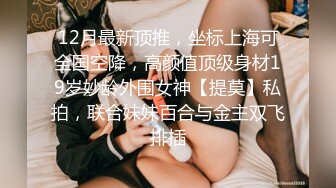 乳大臀翘的裹胸装短裤美女2800元约到啪啪,沙发上揉奶抠逼,口交