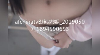 【新片速遞】碎花裙子长发美少妇，被猥琐男无套后入巨乳乱颤乳头很粉嫩