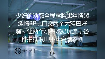 出租房窗外偷拍辍学打工妹下班洗完澡坐在床上玩手机,逼太肥了内裤包不住